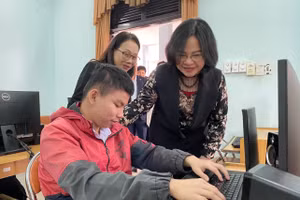 Thứ trưởng Bộ GD&ĐT Ngô Thị Minh thăm và tặng quà học sinh khiếm thị tại Trung tâm hỗ trợ phát triển giáo dục hòa nhập Đà Nẵng. 