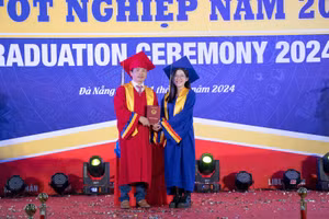 PGS.TS Huỳnh Công Pháp - Hiệu trưởng Trường VKU trao bằng tốt nghiệp cho tân kỹ sư, tân cử nhân.