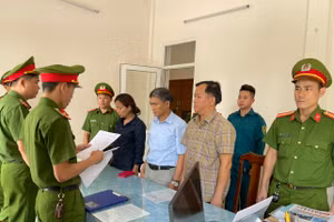 Công an tống đạt các Quyết định khởi tố bị can và thi hành lệnh bắt bị can để tạm giam đối với 3 nguyên Trưởng phòng GD&ĐT. Ảnh: Công an