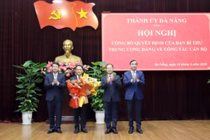 Lãnh đạo Thành uỷ, HĐND, UBND TP Đà Nẵng tặng hoa chúc mừng ông Nguyễn Đình Vĩnh.