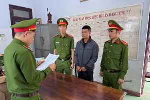 Công an tống đạt quyết định khởi tố, bắt tạm giam tài xế Phương Thanh Tùng. Ảnh: Công an