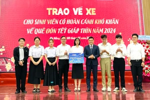 Hội Sinh viên Việt Nam Đại học Đà Nẵng trao biểu trưng tặng vé xe cho các sinh viên có hoàn cảnh khó khăn về quê ăn Tết. 