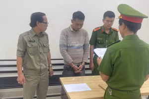 Công an tống đạt quyết định bắt tạm giam Bùi Văn Trí. Ảnh: Công an