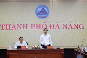 Bộ trưởng Bộ GD&ĐT Nguyễn Kim Sơn và ông Lê Trung Chinh - Chủ tịch UBND TP Đà Nẵng chủ trì buổi làm việc. 
