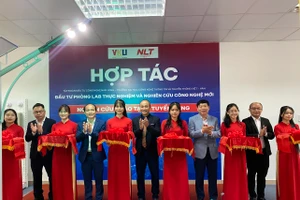 Thực hiện nghi thức cắt băng khánh thành phòng Lab.