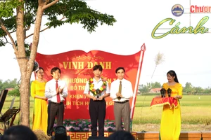 Ông Tô Văn Hùng (thứ 2, từ trái qua) - Bí thư Huyện uỷ Hoà Vang và ông Phan Văn Tôn (thứ 2, từ phải qua) - Chủ tịch UBND huyện Hoà Vang, trao Giải thưởng khuyến tài Đỗ Thúc Tịnh cho học sinh. 