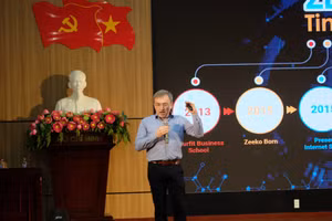 Ông Joe Kenny - Đồng Sáng lập Công ty Công nghệ giáo dục Zeeko (Ireland) tại buổi Talkshow trao đổi với các sinh viên. 