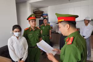 Công an tống đạt quyết định khởi tố, bắt tạm giam Đỗ Thị Hà Xuyên. Ảnh: Công an