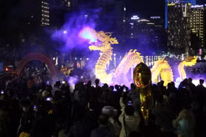 Chen chân xem linh vật phun lửa. 