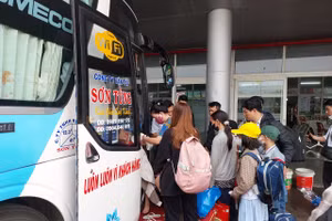 Người dân lên xe về quê đón Tết.