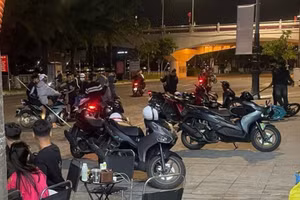 Nhóm thanh thiếu niên vác hung khí gây náo loạn đường phố Đà Nẵng. 