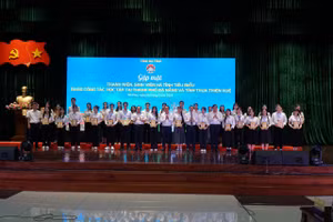 Thanh niên, sinh viên Hà Tĩnh tiêu biểu được biểu dương tại buổi gặp mặt. 