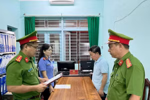 Lực lượng Công an đọc quyết định bắt Lê Quang Hào.