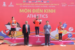 Ông Arghya Mandal – Tổng Giám đốc Công ty Cổ phần sữa TH, Đại diện Ban lãnh đạo Tập đoàn TH trao huy chương cho các vận động viên.