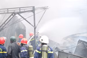 Lực lượng chữa cháy phun nước dập lửa. 