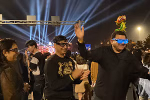 Một nhóm du khách người Ấn Độ vui mừng chào đón năm mới 2024 tại Đà Nẵng. 