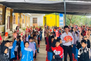 Học sinh hào hứng khi nhận được lì xì. Ảnh: Trần Vỹ 