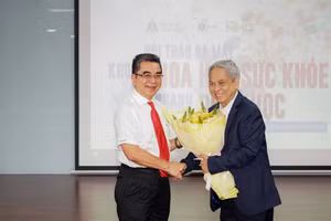 PGS.TS Nguyễn Ngọc Điện- Hiệu trưởng Trường Đại học Hoa Sen(trái) tặng hoa chúc mừng tân Trưởng khoa Khoa học Sức khỏe