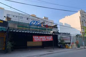 Một quán ăn treo bảng sang nhượng vì buôn bán ế ẩm.