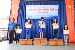 Ban Tổ chức trao giải cho các em.