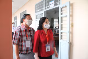 Thứ trưởng Ngô Thị Minh kiểm tra tại điểm thi Trường THPT chuyên Huỳnh Mẫn Đạt, TP Rạch Giá, Kiên Giang.