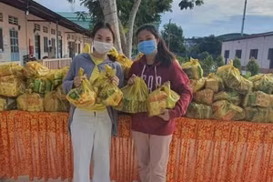 Sinh viên Trường ĐH Cửu Long nhận hỗ trợ từ nhà trường.