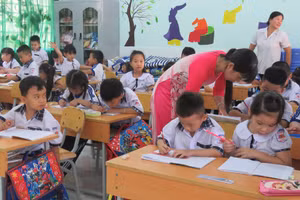 Cô, trò lớp 1 ở TP Cần Thơ trong giờ học.