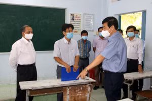 Chủ tịch UBND tỉnh Đồng Tháp Phạm Thiện Nghĩa (phải) kiểm tra tại Trường THCS Nguyễn Văn Tiệp, huyện Tân Hồng. Ảnh: V. Khương.
