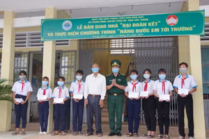 Tặng học bổng cho HS nghèo hoàn cảnh đặc biệt khó khăn trên địa bàn xã Trung Bình, huyện Trần Đề.