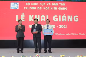 Hội khuyến học Trường ĐH Kiên Giang nhận bảng tượng trưng của các nhà hảo tâm đóng góp vào quỹ khuyến học của trường.