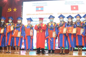 PGS.TS Lương Minh Cừ trao bằng tốt nghiệp và giấy khen cho lưu học sinh Lào.