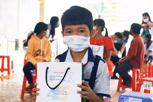 Nhận được điện thoại thông minh, các em rất vui và hứa sẽ cố gắng sử dụng tốt cho việc học.