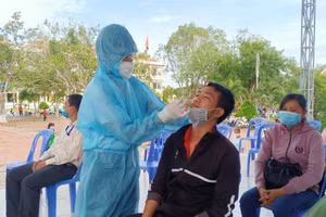 Lấy mẫu xét nghiệm Realtime RT-PCR mẫu gộp thí sinh tham dự kỳ thi tốt nghiệp THPT đợt 2 tại huyện Châu Phú, An Giang. Ảnh: C.M.