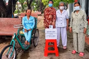 Các cụ già sống tại Trung tâm bảo trợ xã hội tỉnh Cà Mau dùng tiền tiết kiệm đóng góp cho Quỹ vắc xin Covid-19. Ảnh: CTV.