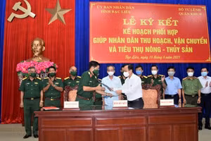 Đại diện lãnh đạo tỉnh Bạc Liêu và Quân khu 9 ký kết kế hoạch phối hợp. Ảnh: Văn Đông.