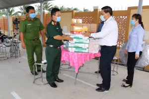 Trao tặng quà tại khu cách ly đặt tại Trường THCS Hòa Hưng, huyện Cái Bè (Tiền Giang).