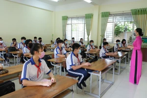 Kỳ kiểm tra học kỳ 1 sắp tới, công tác phòng chống dịch Covid-19 càng cấp bách hơn.