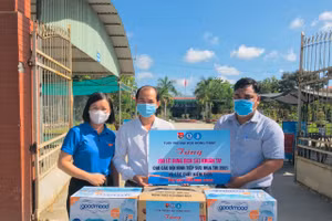 Tặng dung dịch sát khuẩn tay cùng các phần quà cho đội hình Tiếp sức mùa thi và chốt kiểm dịch.