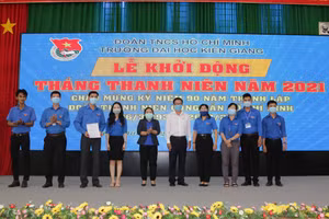 Trao quyết định cho Ban tổ chức Tháng Thanh niên năm 2021.