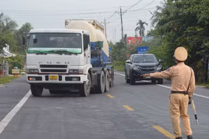 Kiểm soát người và phương tiện ra vào tỉnh Sóc Trăng trên trên Quốc lộ 1A.