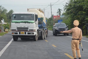 Kiểm soát người và phương tiện ra vào tỉnh Sóc Trăng trên trên Quốc lộ 1A.