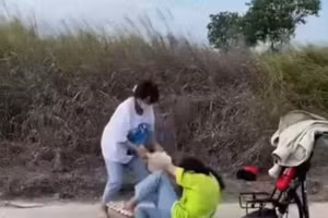 Hình ảnh nữ sinh bị đánh gây xôn xao trên mạng xã hội. Ảnh cắt từ clip.