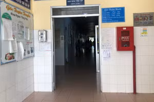 Bệnh viện Đa khoa Khu vực Tháp Mười, nơi các em đang điều trị thương tích.