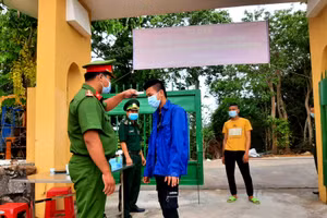 Cử tri đeo khẩu trang, được đo thân nhiệt, sát khuẩn và giữ khoảng cách khi đến điểm bầu cử.