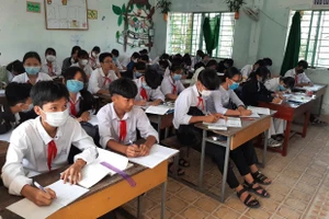 HS huyện biên giới Tân Hồng (Đồng Tháp) ngày đầu tiên trở lại trường.