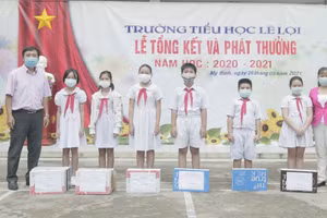 Thầy Hà Văn Do, Hiệu trưởng và cô Trần Thị Tố Trinh, giáo viên Mỹ thuật trao thưởng cho các em HS đạt giải.