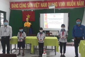 Trường THCS-THPT Ngô Văn Nhạc, huyện Cái Bè (Tiền Giang) trao thiết bị học trực tuyến cho HS hoàn cảnh khó khăn.