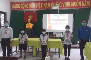 Trường THCS-THPT Ngô Văn Nhạc, huyện Cái Bè (Tiền Giang) trao thiết bị học trực tuyến cho HS hoàn cảnh khó khăn.