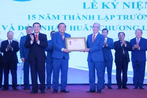 Lãnh đạo Trường ĐH Tây Đô đón nhận Huân chương Lao động hạng Ba.