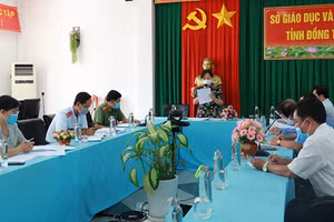 Lãnh đạo Sở GD&ĐT Đồng Tháp báo cáo công tác chuẩn bị kỳ thi tốt nghiệp THPT tại cuộc họp trực tuyến với Bộ GD&ĐT. Ảnh: Cổng TTĐT Đồng Tháp.